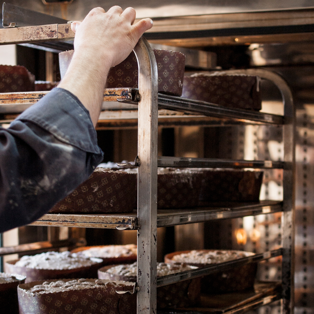 Lavorazione panettone artigianale Vibo Valentia pasticceria